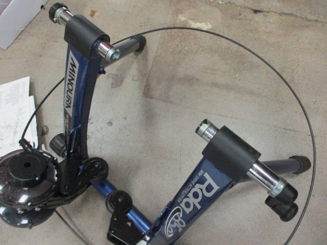 Load image into Gallery viewer, Used Minoura RDA 850 Bike Trainer
