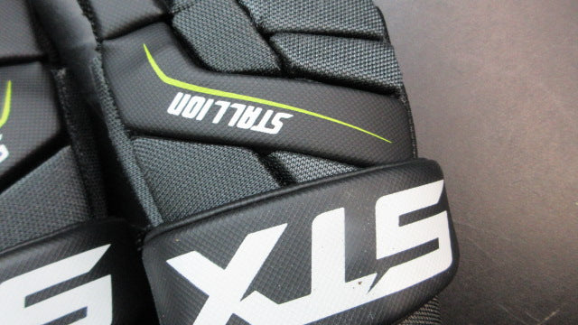 Load image into Gallery viewer, Used STX Stallion 200 Lacrosse Gloves - Size Medium
