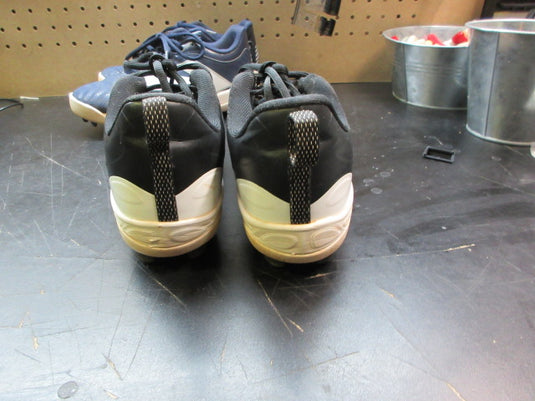 Used New balance baseball Cleats Good condition Size 5