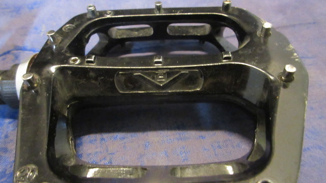 Load image into Gallery viewer, Used DMR Bikes V8 G0 Pedals - small wear
