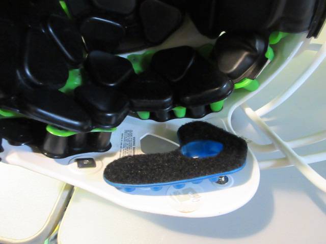 Load image into Gallery viewer, Used Schutt Vengeance A3 White Youth Medium Football Helmet (No Jawpads)
