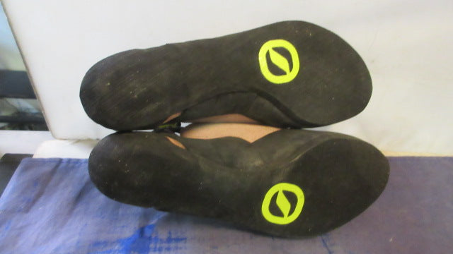 Load image into Gallery viewer, Used Scarpa Eclipse Climbing Shoes Size 36.5
