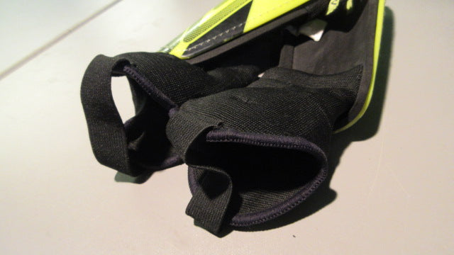 Load image into Gallery viewer, Used Umbro Youth Medium Soccer Shin Guards
