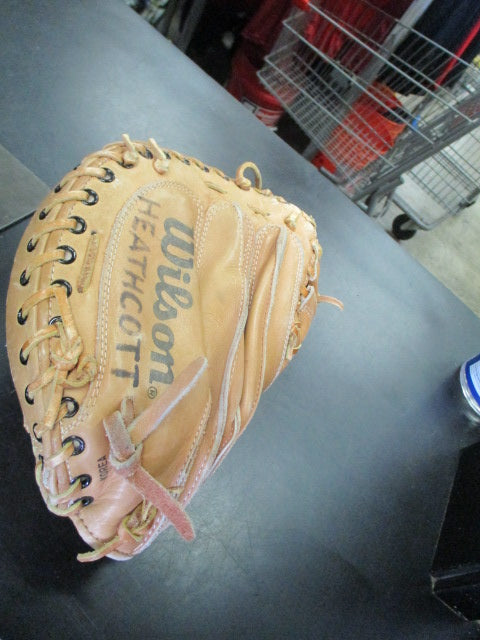 Load image into Gallery viewer, Used Wilson A2500 Pro Model Catchers Mitt
