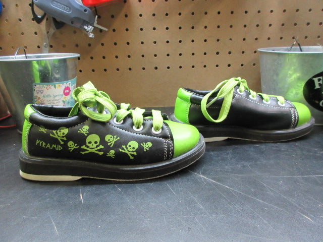 Load image into Gallery viewer, Used Pyramid Men's Skull Bowling Shoes - Size Youth 12
