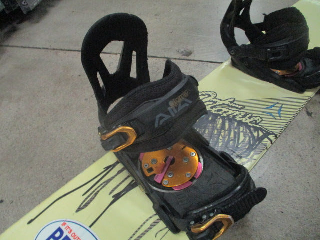 Load image into Gallery viewer, Used Atomic PIQ 120cm Snowboard w/ Atomic Bindings (Bindings Do Not Match)
