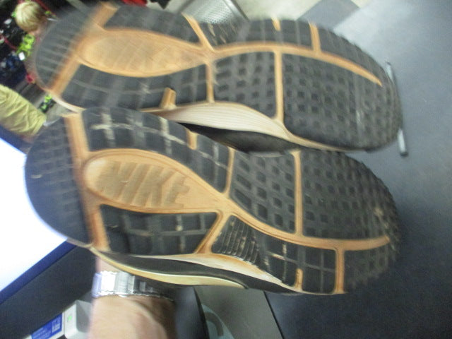 Load image into Gallery viewer, Used Nike MVP Pregame Turf Size 8.5
