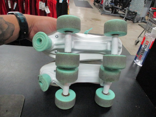 Load image into Gallery viewer, Used Roller Derby firestar Size Girls 3 Roller Skates
