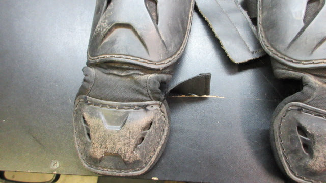 Load image into Gallery viewer, Used Wilson Catchers Shin Guards - Youth
