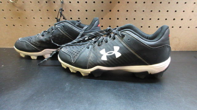 Load image into Gallery viewer, Used Under Armour Leadoff Baseball Cleats - Size 7
