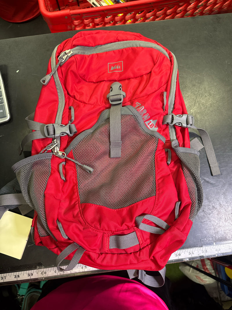 Load image into Gallery viewer, Used REI Tarn 18 Kids Hiking Backpack
