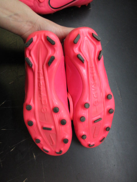 Load image into Gallery viewer, Used Nike Tiempo Legend 9 Club Soccer Cleats - Size Youth 4.5
