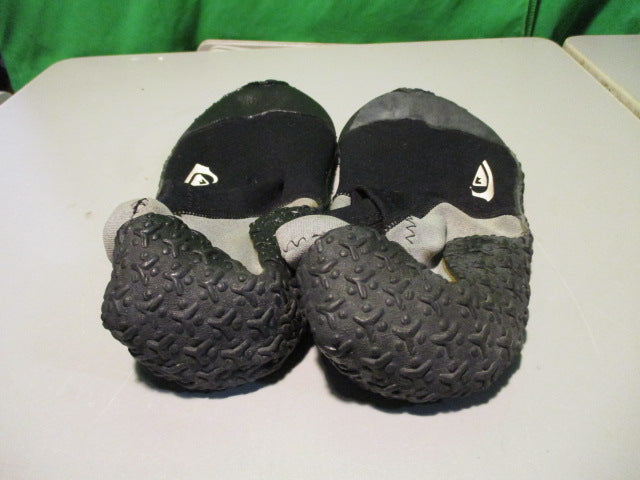 Load image into Gallery viewer, Used Quicksliver Size 6 Water Shoes
