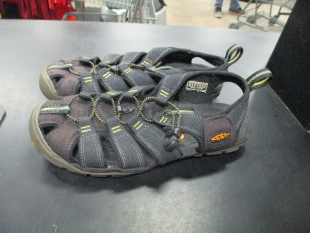 Load image into Gallery viewer, Used Keen Size 6 Water Shoes
