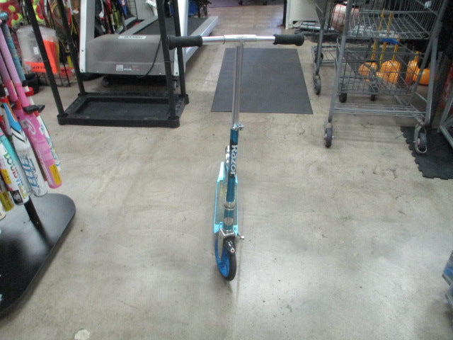 Load image into Gallery viewer, Used Razor Big Wheel W/ Kick Stand
