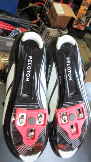 Load image into Gallery viewer, Used Peloton Spin Bike Shoes Size 37 Womens 6.5
