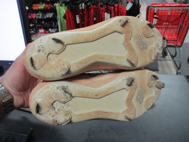 Load image into Gallery viewer, Used New balance Size 7 Metal Cleats
