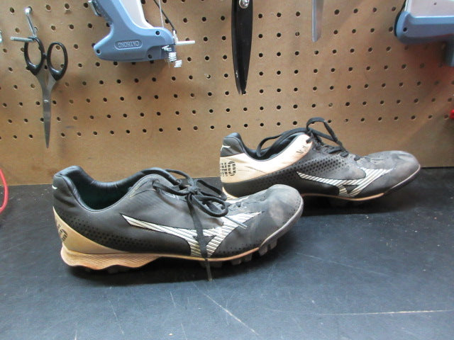 Load image into Gallery viewer, Used Mizuno Finch Lightrevo TPU Softball Cleats - Size 7.5
