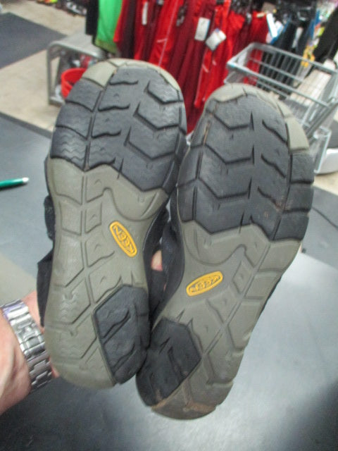 Load image into Gallery viewer, Used Keen Size 6 Water Shoes
