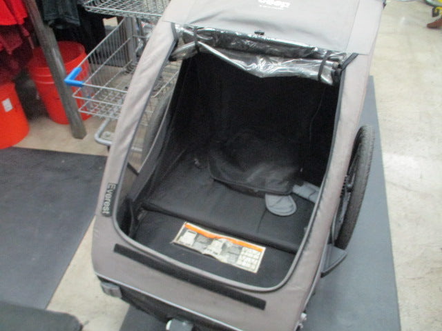 Load image into Gallery viewer, Used Delta Children Jeep Everest 2-in-1 Child Bike Trailer and Stroller
