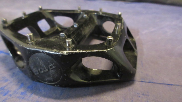 Load image into Gallery viewer, Used DMR Bikes V8 G0 Pedals - small wear
