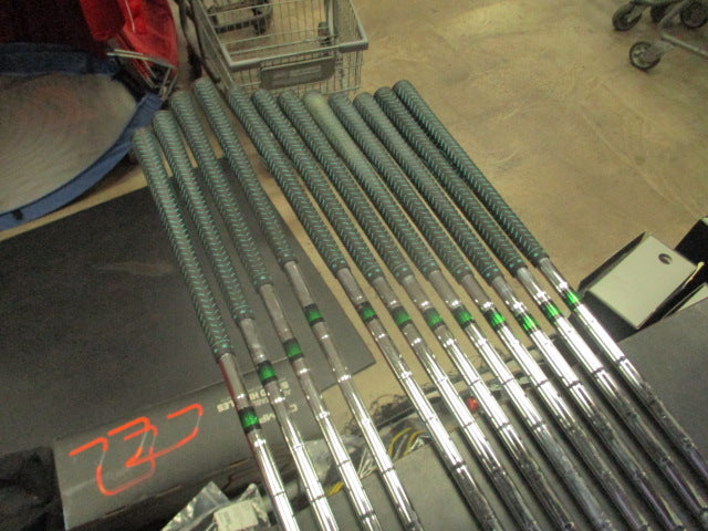 Load image into Gallery viewer, Used Axis Tour Oversized Right Hand Ladies 12pc Golf Club Set

