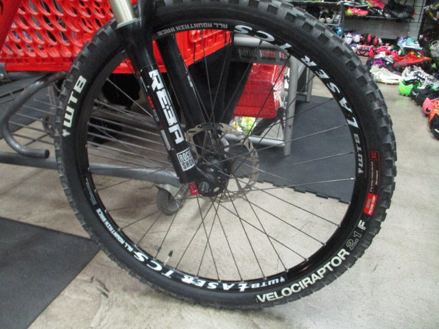 Load image into Gallery viewer, Used Fetish Fixation 27 Speeed 26&quot; Mountain Bike
