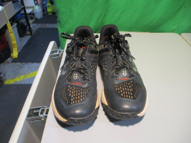 Load image into Gallery viewer, Used Under Armour Yard Charged Size 8 Turf Cleats
