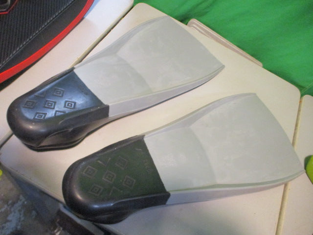 Load image into Gallery viewer, Used Speedo 10783 Size XL 10-11 Swim Fins 18&quot;
