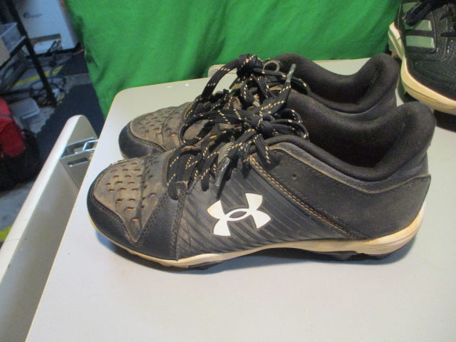 Load image into Gallery viewer, Used Under Armour Leadoff Size Youth 5.5 Cleats
