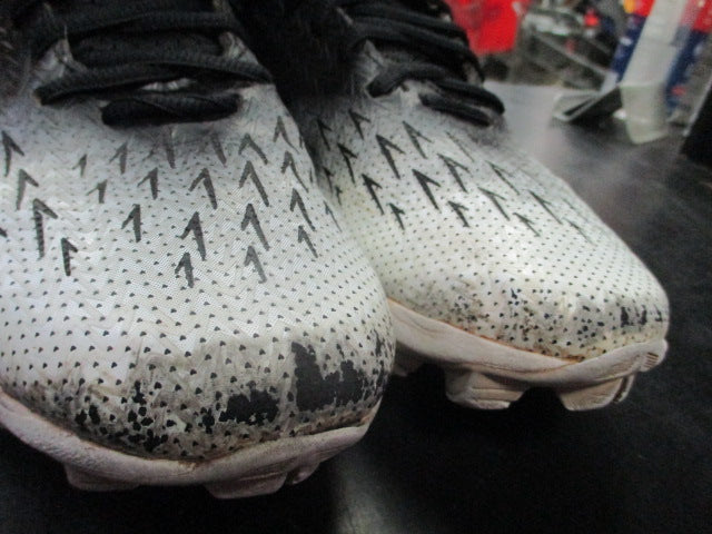 Load image into Gallery viewer, Used Under Amour Size 6Y Youth Cleat

