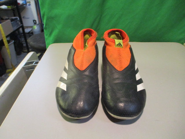 Load image into Gallery viewer, Used Adidas Predator Size 2 Soccer Cleats
