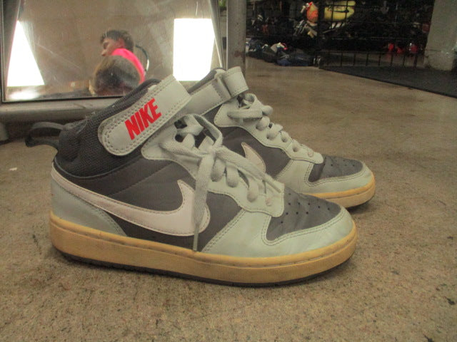 Load image into Gallery viewer, Used Nike Gray Basketball Shoes Size 5.5
