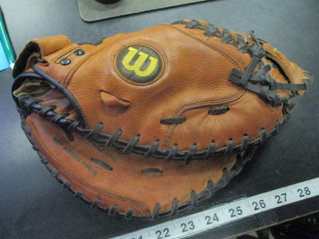 Load image into Gallery viewer, Used wilson Pro FP500 32" RHt Fastpitch Softball Catchers Glove
