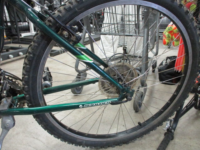 Load image into Gallery viewer, Used Boulder Giant 21 Speed Mountain Bicycle (Rip In Seat)
