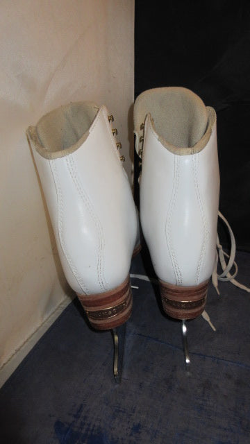 Load image into Gallery viewer, Used Jackson Elle Ice Skates Adult Size 8B - small wear

