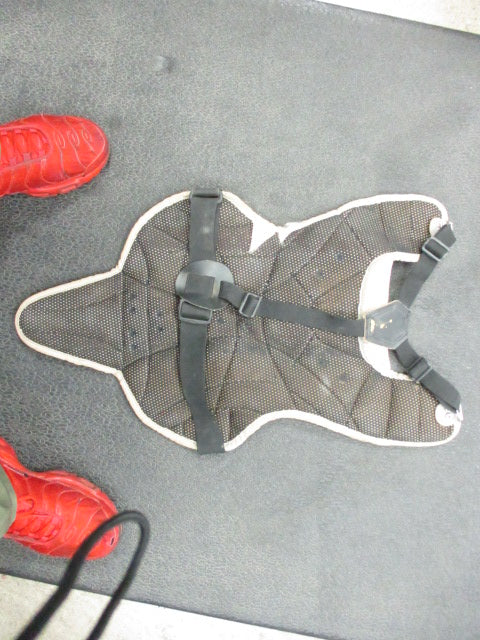 Load image into Gallery viewer, Used Easton Size Youth 15&quot; Catchers Chest Protector
