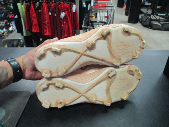 Load image into Gallery viewer, Used New Balance Size 6.5 Cleats
