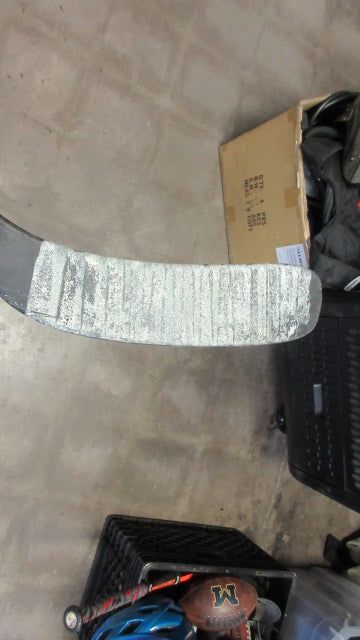 Load image into Gallery viewer, Used Bauer Vapor Apex 63&quot; Hockey Stick - RH - small tip wear
