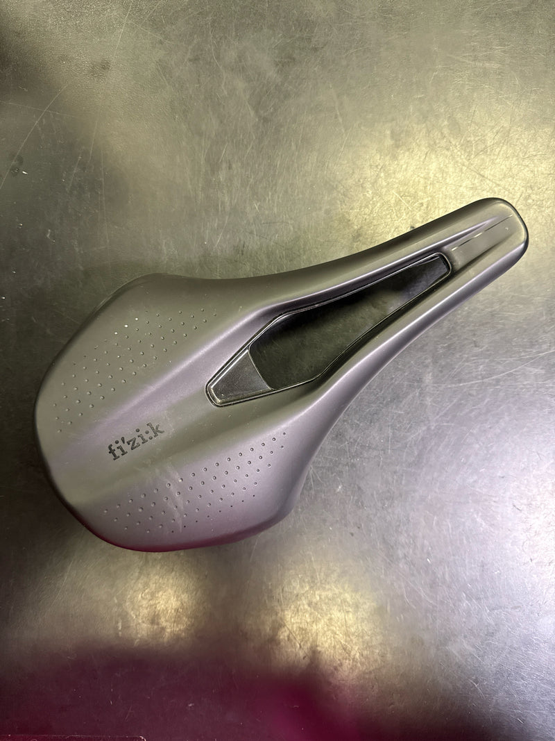 Load image into Gallery viewer, Used Fi'zi:k Tempo Argo R1 75x150mm Distance Cycling Saddle
