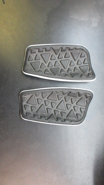 Load image into Gallery viewer, Used Umbro Soccer Shin Guards
