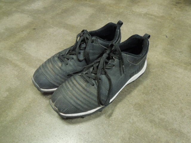 Load image into Gallery viewer, Used Riddel Edge Low Cleats Size 5 (Damage On Front)
