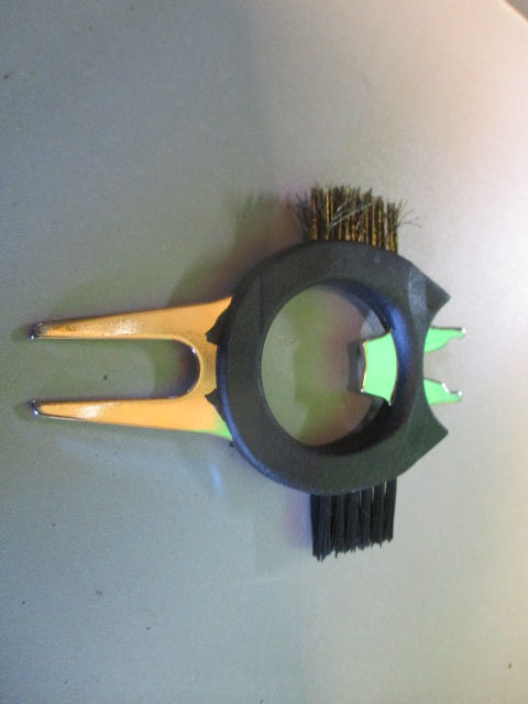 Used  Multi-Function Golf Fork Divot Repair Tool Putting Cleaning Brush Cleaner