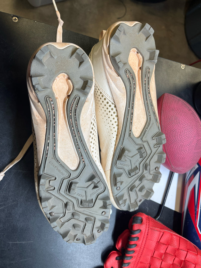 Load image into Gallery viewer, USED RAWLINGS SOFTBALL CLEATS WHITE SIZE 7 1/2
