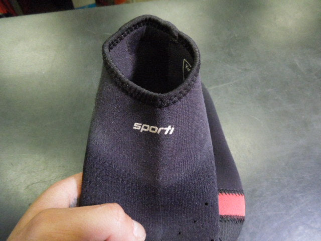 Load image into Gallery viewer, Used Sporti Water Socks Size Y 1-3 W 3-5

