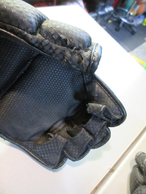 Load image into Gallery viewer, Used Title MMA Gloves Size Large
