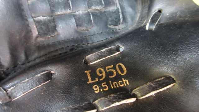 Load image into Gallery viewer, Used Louisville Slugger 9.5" Baseball Glove - RHT
