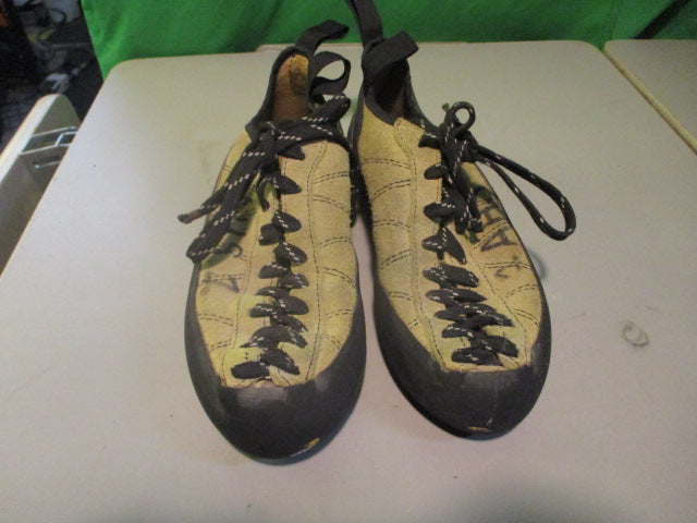 Load image into Gallery viewer, Used Mad Rock Size 6.5 Climbing Shoes
