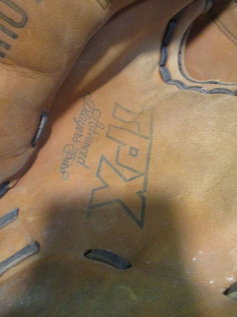 Load image into Gallery viewer, Used Louisville Slugger TPX Advance Players Series Baseball Catchers Mitt - RHT
