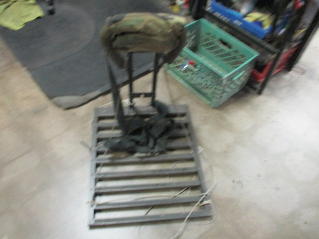 Load image into Gallery viewer, Used Camo TREE STAND
